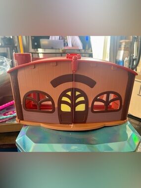 Bluey Schoolhouse Playset House - Classic Pretend Play